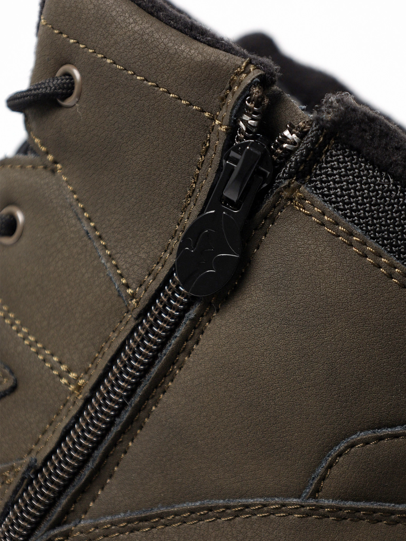 Ботинки цвета хаки на средней рельефной подошве